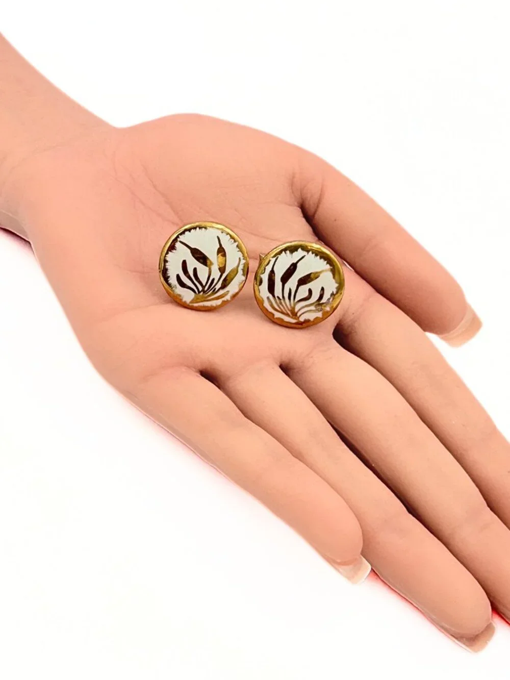 Victoria Flemming Signed Round White Cattail Motif Ceramic Gold Plated Cufflinks